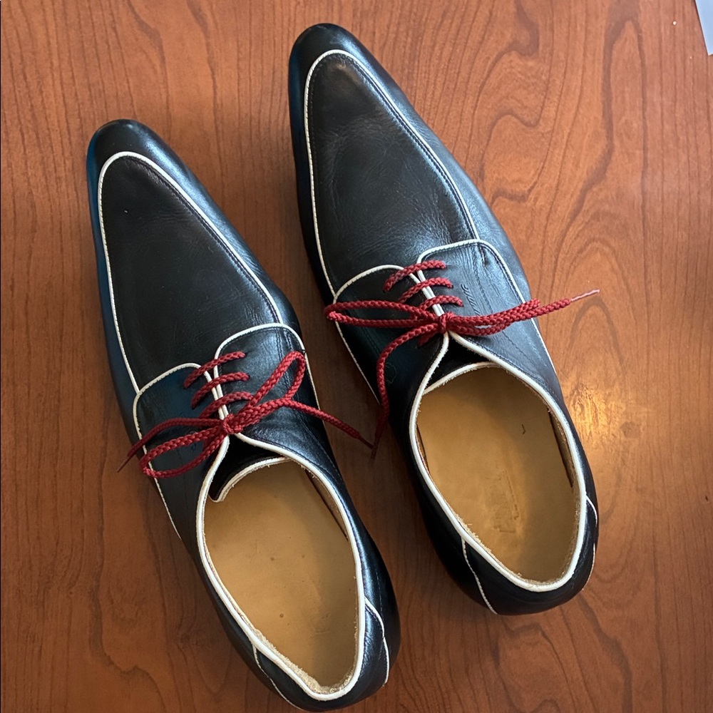 Men's Black Leather Shoes with Red Laces by Findig.